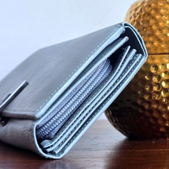 Gucci Leather Continental Flap Gray Wallet Rectangular "G" Signature Gucci Clasp - Picture 8 of 16